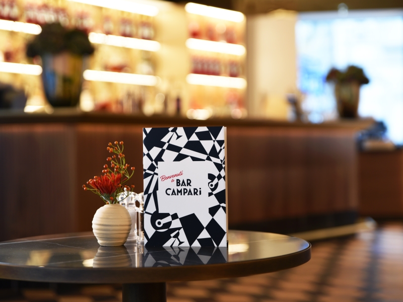 Atmosphärische Aufnahme der Campari Bar aus Sicht eines Gastes