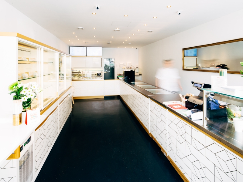 Gesamtaufnahme vom Lokal "Miss Maki" mit den CI-Farben weiß und gold