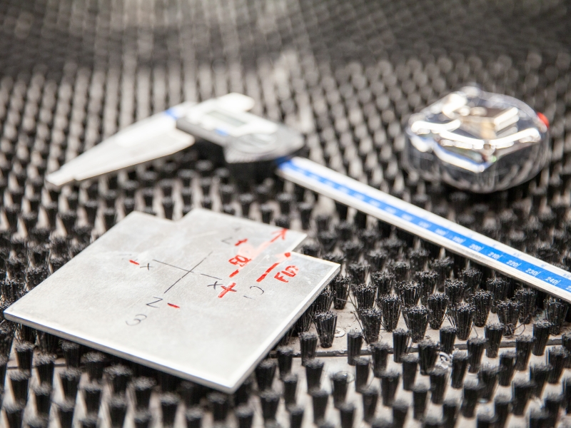 Utensilien und Werkzeuge des täglichen Gebrauchs: Messschieber, Rollmeter, Laserzuschnitt aus Edelstahl (recycelbar)