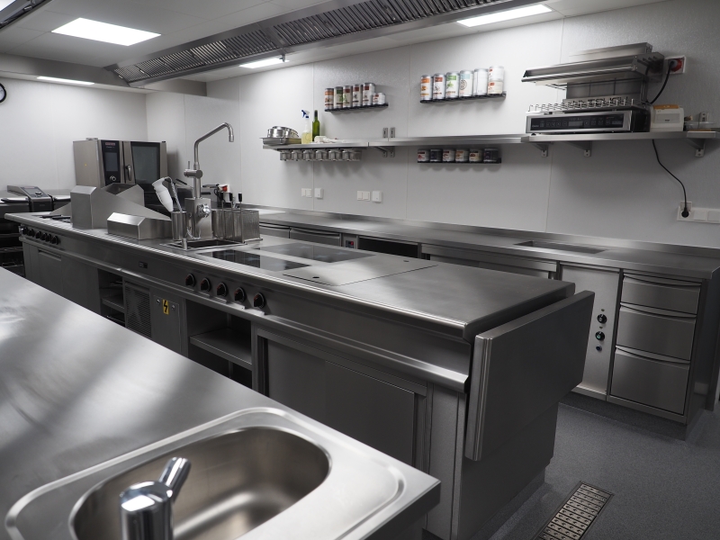 Kochbereich mit zwei Wandzeilen von Metagro und einem Mittelblock von Menüsystem