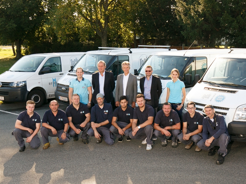 Belegschaft inklusive Montage-/Servicebusse der Rech Mechatronik GmbH (Unser Tochterunternehmen)