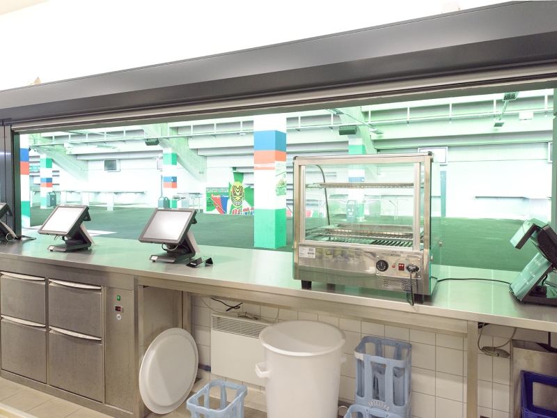 Edelstahl-Arbeitsfläche zur Bedienung der Gäste/Fans (zentralgekühlte Getränkekülhung im Unterbau)