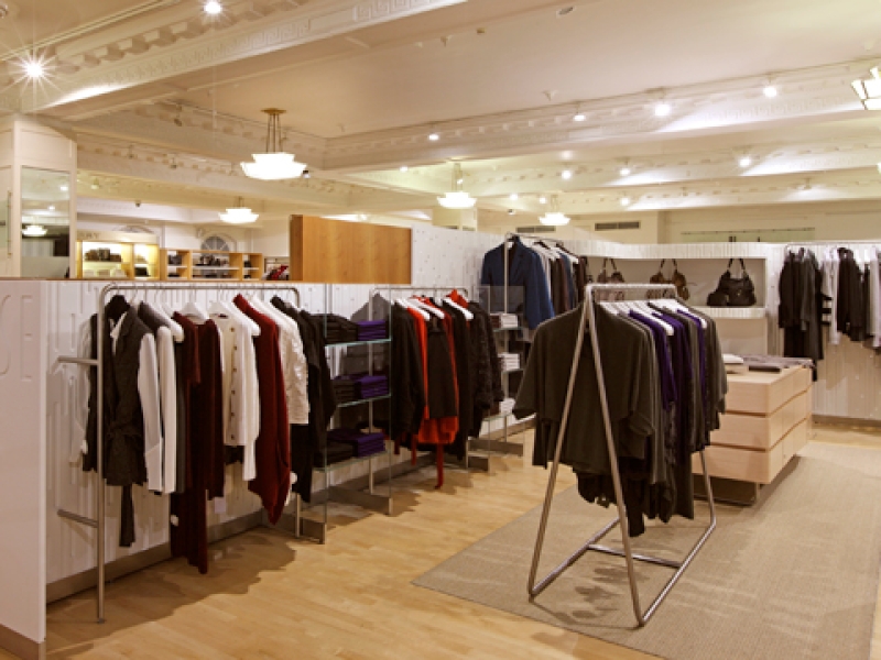 Ladenbau-Ausstattung in Edelstahl zur Präsentation von Kleidung (Design-Ausführung)