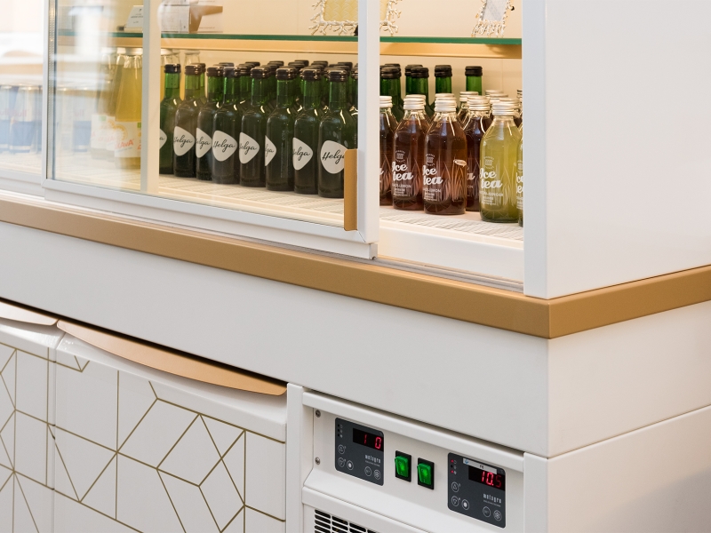 Detail-Aufnahme von Sonderkühlvitrine (steckerfertig, nach Kundenwunsch in weiß und gold beschichtet/lackiert)