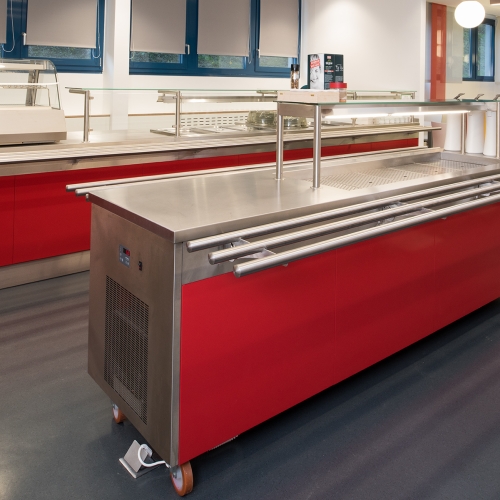 Fahrbares Salatbuffet mit steckerfertiger Kühlwanne, Glasaufsatz mit Kaltlicht und beidseitiger Tablettrutsche (klappbare Ausführung)