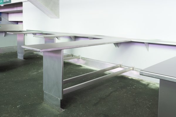 Extra massiv ausgeführte Edelstahl-Stehtische für herausfordernde Situationen der Fan-Szene