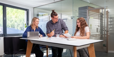 Projektbesprechung von drei MitarbeiterInnen