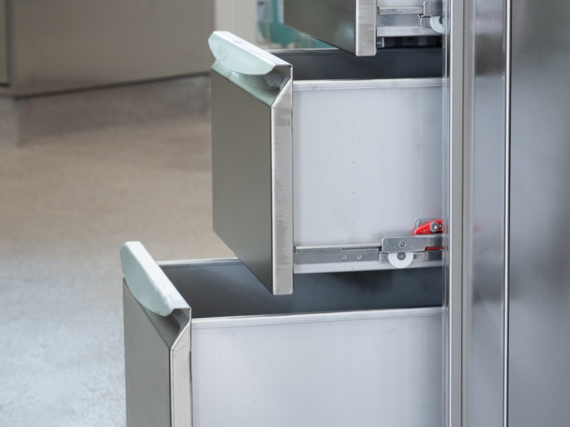 Edelstahl-Arbeitsschrank mit drei Laden in Edelstahl