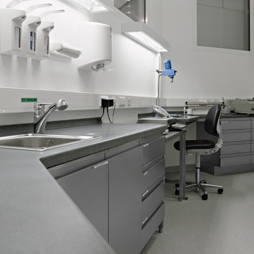 Edelstahl-Labormöbel mit Laden mit gekanteter Griffleiste und Corian-Platte als Abdeckung