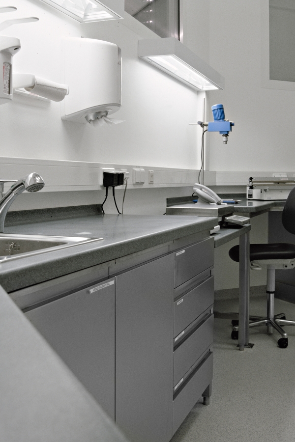 Edelstahl-Labormöbel mit Laden mit gekanteter Griffleiste und Corian-Platte als Abdeckung