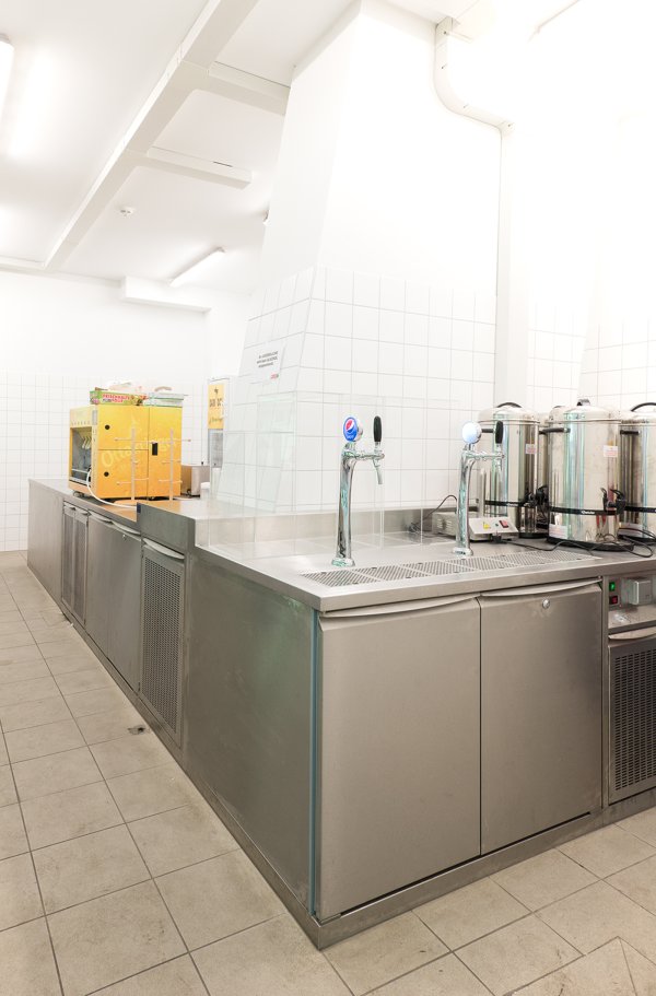 Edelstahl-Barverbau über Eck mit Individual-Anpassung an Säule