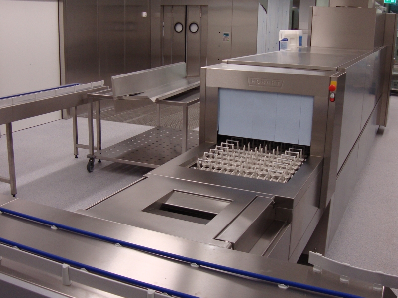 Gerätschaft zur Nassmüllverarbeitung integriert in Waschstraße einer Großküche