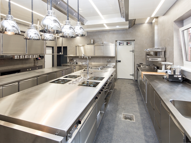 Großküche von Gernots Gasthaus zum Hof (mit Verbauten von Metagro und Herdblock von Menüsystem)