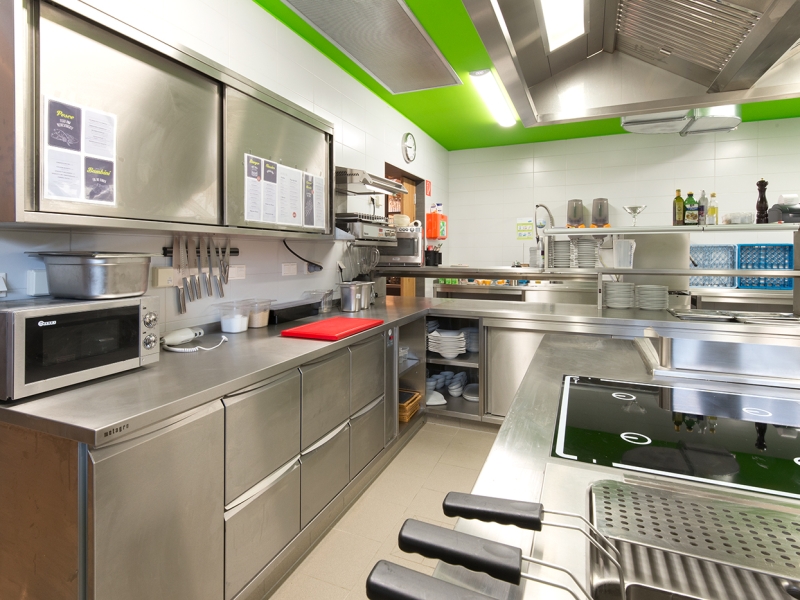 Gastro-Großküche mit Edelstahlmöbeln von Metagro (links: Wandzeile mit GN-Kühlung und darüberhängend Wandhängeschrank mit Schiebetür)