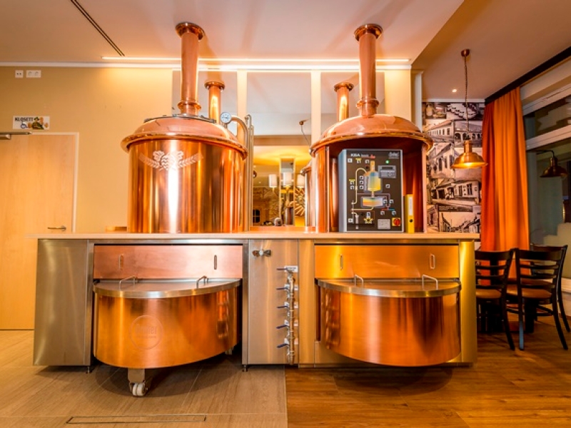 Brauanlage mit Sichtausführung/-Verkleidung in Kupfer in der Gaststube