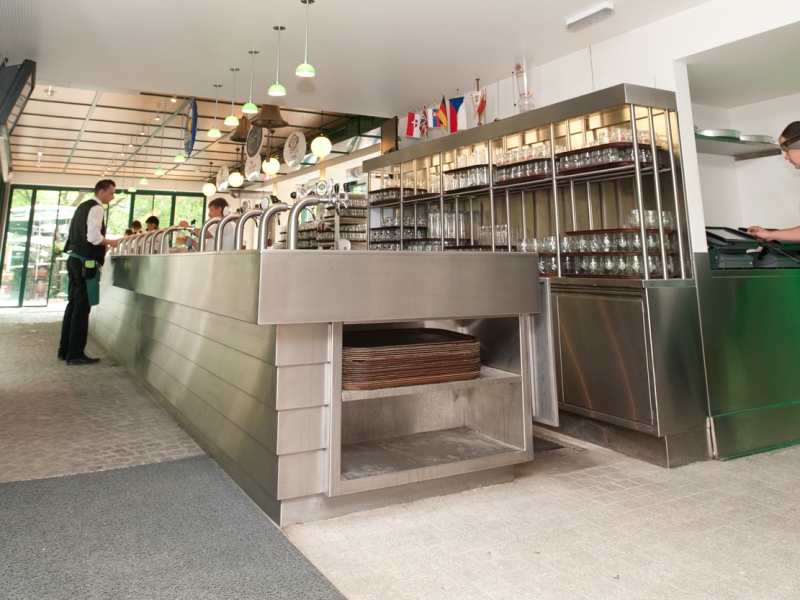 Seitenansicht der 12 Meter langen, sehr massiven und komplett dicht geschweißten Schankanlage im Schweizerhaus im Wiener Prater