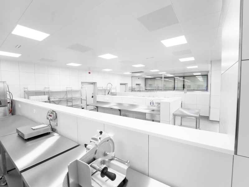 Fahrbare CNS-Tische mit Bodenbord und Auftischgeräten