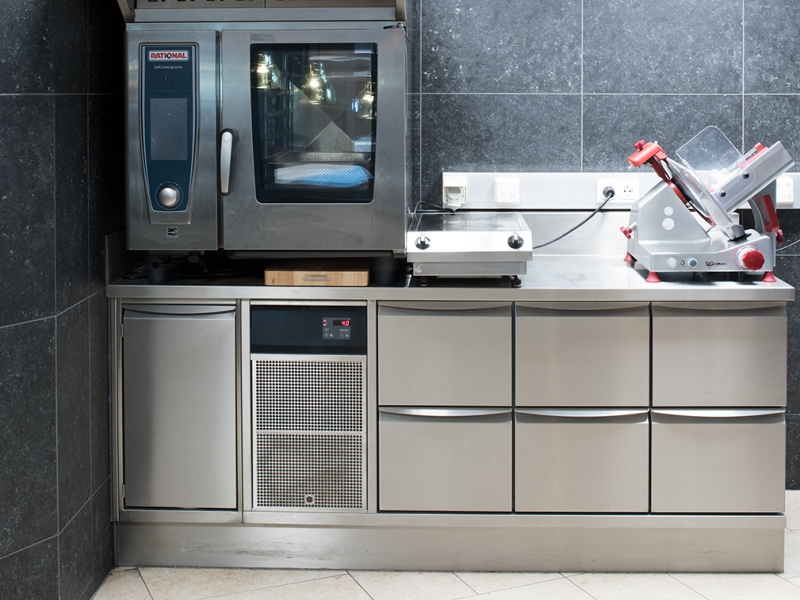 Steckerfertiger Kühlmöbelverbau mit fugenloser Wandabschlussleiste; Laden und Flügeltürfronten mit hygienischer Swingline-Griffleiste