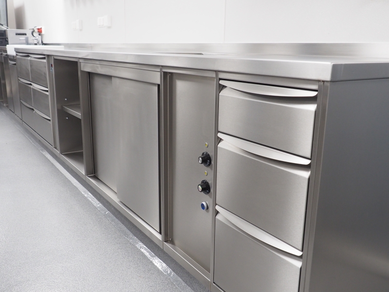 Großküche: Wandzeile in Edelstahl mit Wärmeschrank, Kühlung, Schrank mit Laden
